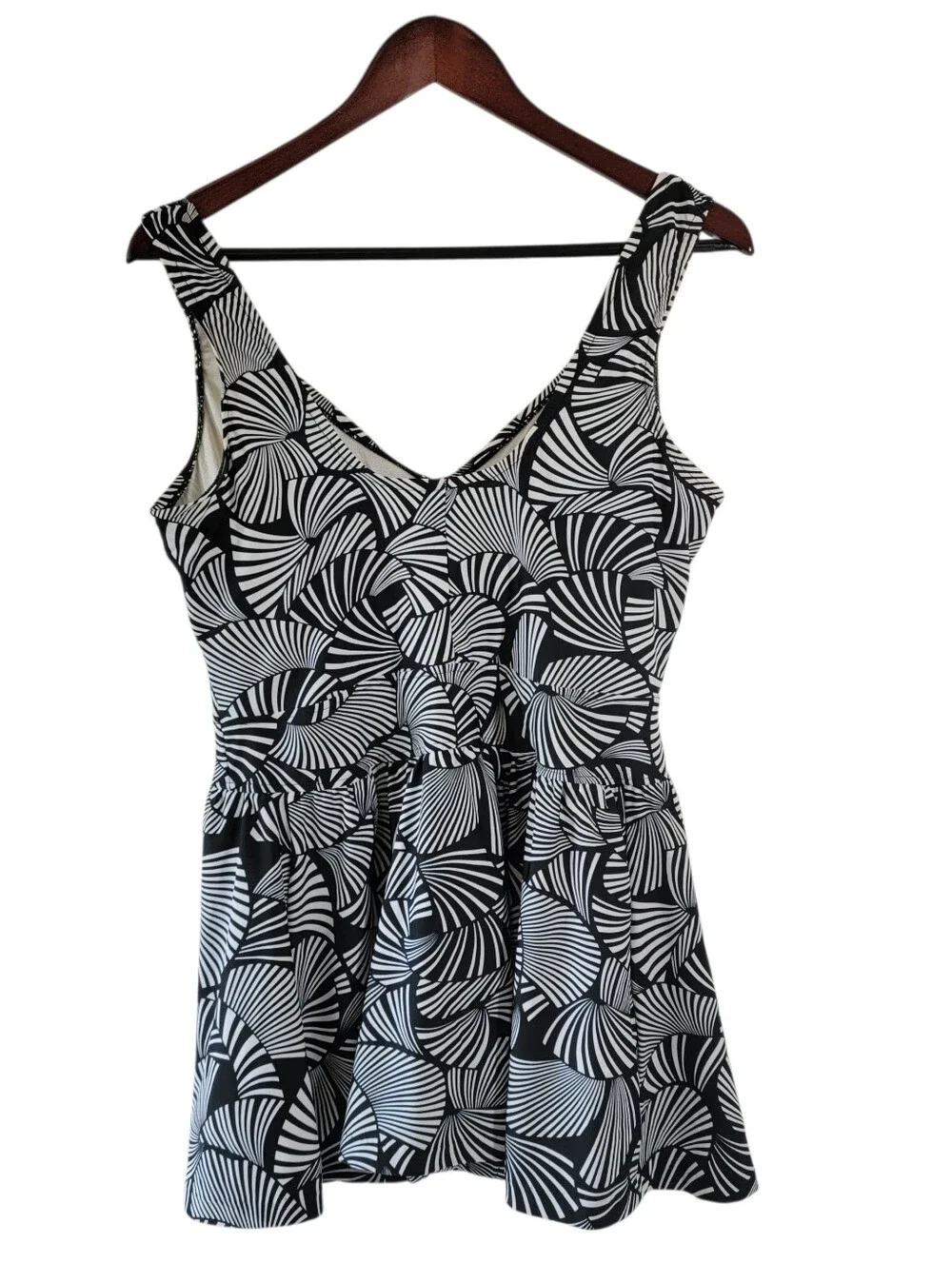 Azul By Maxine Of Hollywood Black and White Skirted Swimsuit Sz 18 Beach Vacay - Picture 10 of 10